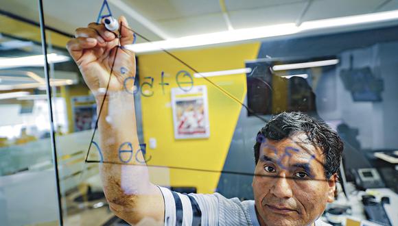 Retrato al profesor Gerson Ames, reconocido por su propuesta de innovación con figuras 3D y hologramas en el área de matemáticas, ganador de diversos premios en el ámbito educativo.