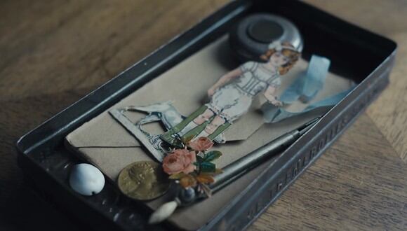 Figuritas de papel, una moneda, una concha, un reloj y una pluma, son algunas de las cosas que encontró en el interior del cofre. (Foto: Captura de youtube)