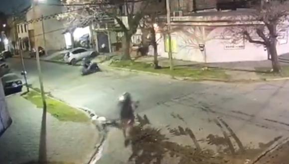 Un policía federal mató a dos motochorros que quisieron asaltarlo en Merlo, Argentina. (Captura de video).