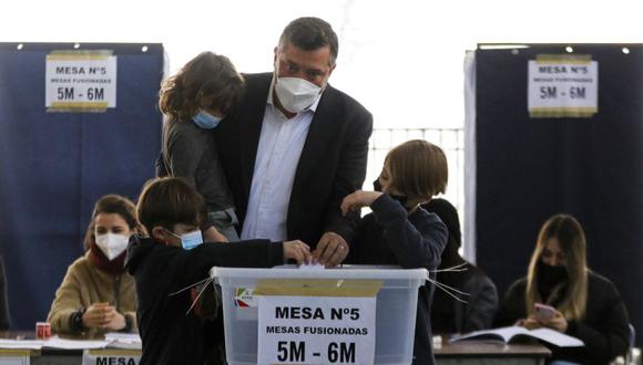 Sebastian Sichel emitiendo su voto durante las elecciones primarias presidenciales en Santiago de Chile. (Foto: Dragomir YANKOVIC / ATON CHILE / AFP)