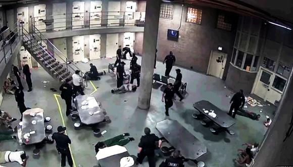 YouTube: Dos bandas pelean brutalmente en cárcel de máxima seguridad en EE.UU. (Foto: Captura)