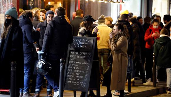 Imagen referencial. La gente es vista en los exteriores de un bar en París, Francia,  el 15 de enero de 2021. (Thomas COEX / AFP).