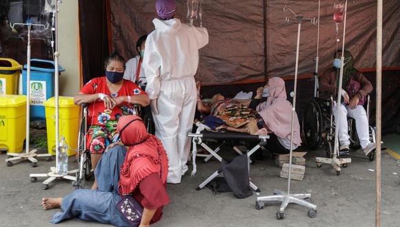 Los trabajadores sanitarios tratan a los pacientes en un área de emergencia en el estacionamiento habilitado para alojar a enfermos de coronavirus COVID-19 en un hospital en Bekasi, Indonesia, el 28 de junio de 2021. (EFE / EPA / MAST IRHAM).