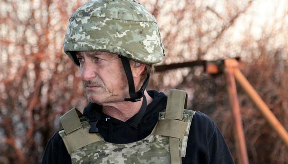 Foto de Sean Penn en su primera visita a Ucrania en noviembre del 2021, país al que visitó para hacer un documental sobre la situación de tensión entre este país y Rusia. Ahora el realizador regresa para filmar escenas sobre la invasión iniciada el 24 de febrero. (Foto: Entregada por el servicio de prensa de las Fuerzas Armadas Ucranianas / AFP)