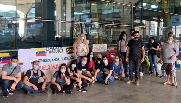 Tras quedarse sin dinero, una treintena de venezolanos ahora pernocta en las inmediaciones del aeropuerto Adolfo Suárez Madrid-Barajas. (LUCIANO DEL GAUDIO).