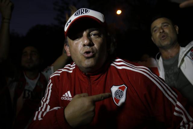 Hinchas de River Plate caminaron desde miraflores hasta el hotel para recibir al equipo argentino | Foto: Renzo Salazar/GEC