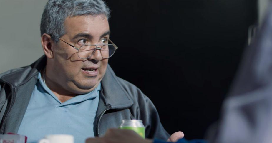 Diego Pérez es Ramón Madoni, el hombre que lleva a Carlos Tévez a Boca Juniors (Foto: Apache / Netflix)