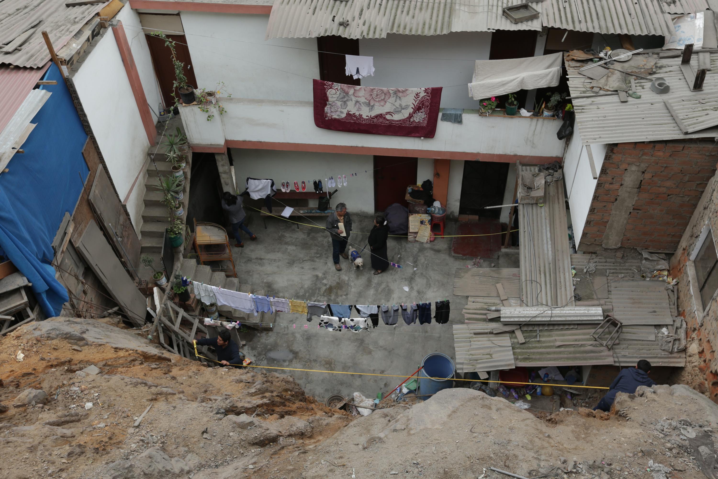 En el asentamiento humano 7 de octubre las familias habitan viviendas que están al filo de las laderas y sobre terrenos débiles y arenosos (Foto: Anthony Niño de Guzmán)
