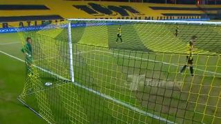 Arquero de Peñarol se da cabezazos contra el poste luego de que le anoten gol de media cancha [VIDEO]