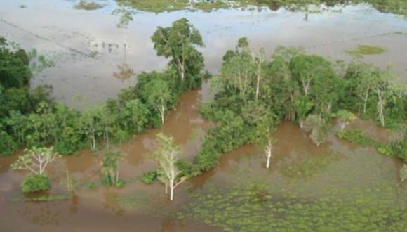 Se recomendó no cruzar puentes donde el nivel del agua se acerca al borde de los mismos. (Foto Referencial: Archivo/El Comercio)