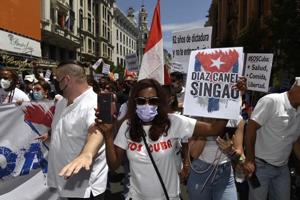 Vestidas de blanco, centenares de personas marcharon este domingo en el centro de Madrid para exigir "libertad" en Cuba y en solidaridad con las recientes protestas en la isla, constató un periodista de la AFP. (Texto AFP / Foto: PIERRE-PHILIPPE MARCOU / AFP)