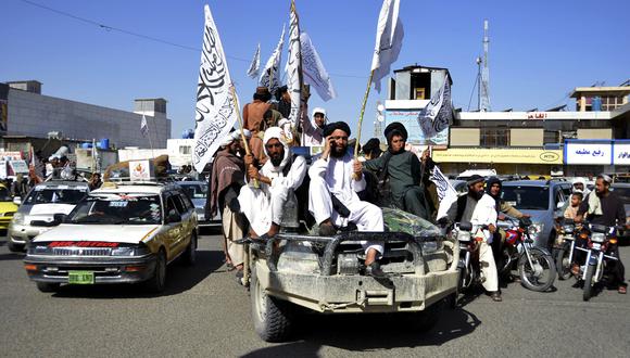 Talibanes participan en un desfile durante las celebraciones para conmemorar el primer aniversario de la retirada de las tropas estadounidenses de Afganistán. (Foto: Javed TANVEER / AFP)