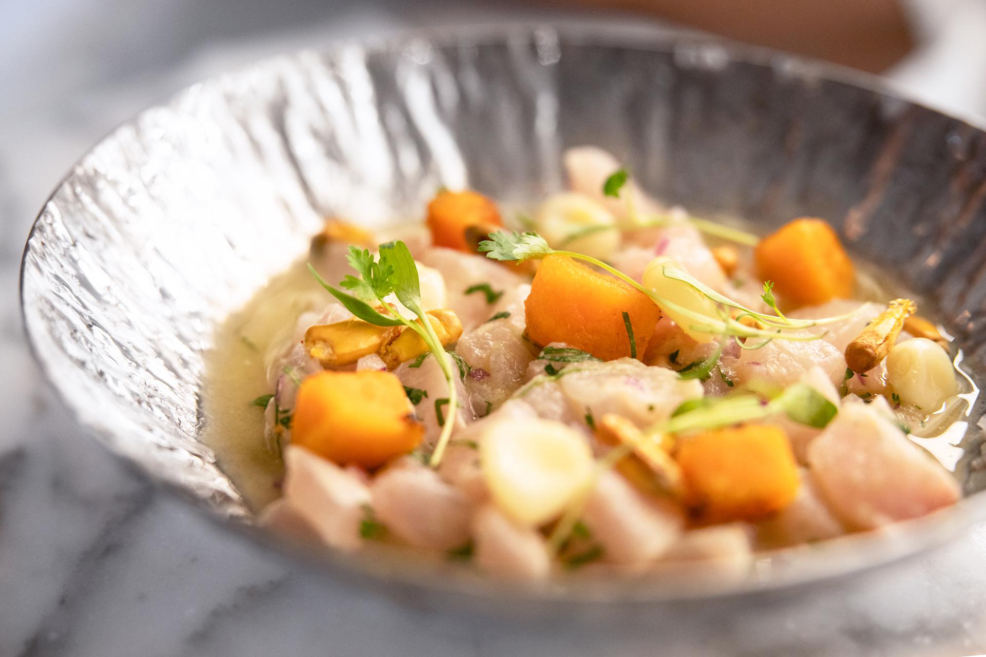 Cebiche clásico de la carta de INTI.MO, con pesca del día, limón peruano, cebolla, cilantro, camote, choclo y canchita (US$ 24). 