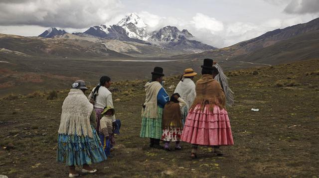 Bolivianas con faldas tradicionales que son guías de montaña - 4
