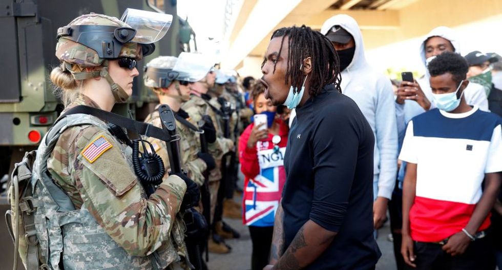 Un hombre se enfrenta a un miembro de la Guardia Nacional que vigila. (Foto: REUTERS / Lucas Jackson).