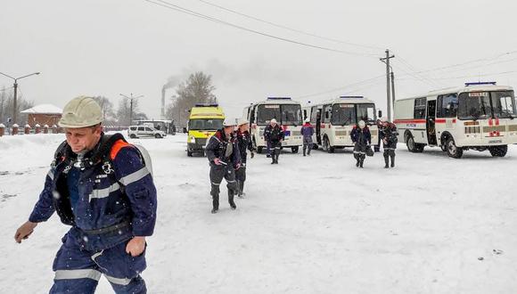 Los rescatistas rusos llegan a la mina de carbón Listvyazhnaya, cerca de la ciudad de Gramoteino, en Siberia. (HANDOUT / RUSSIAN EMERGENCY SITUATIONS MINISTRY / AFP).