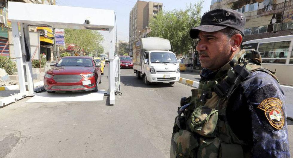 Un polic&iacute;a hace guardia en Bagdad. (Foto: EFE)