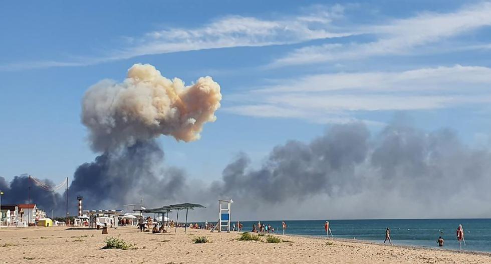 Nubes de humo se observan desde una playa en Saky luego de que se escucharon unas explosiones desde una base aérea rusa cerca de Novofedorivka, Crimea, el martes 9 de agosto de 2022. (UGC vía AP).
