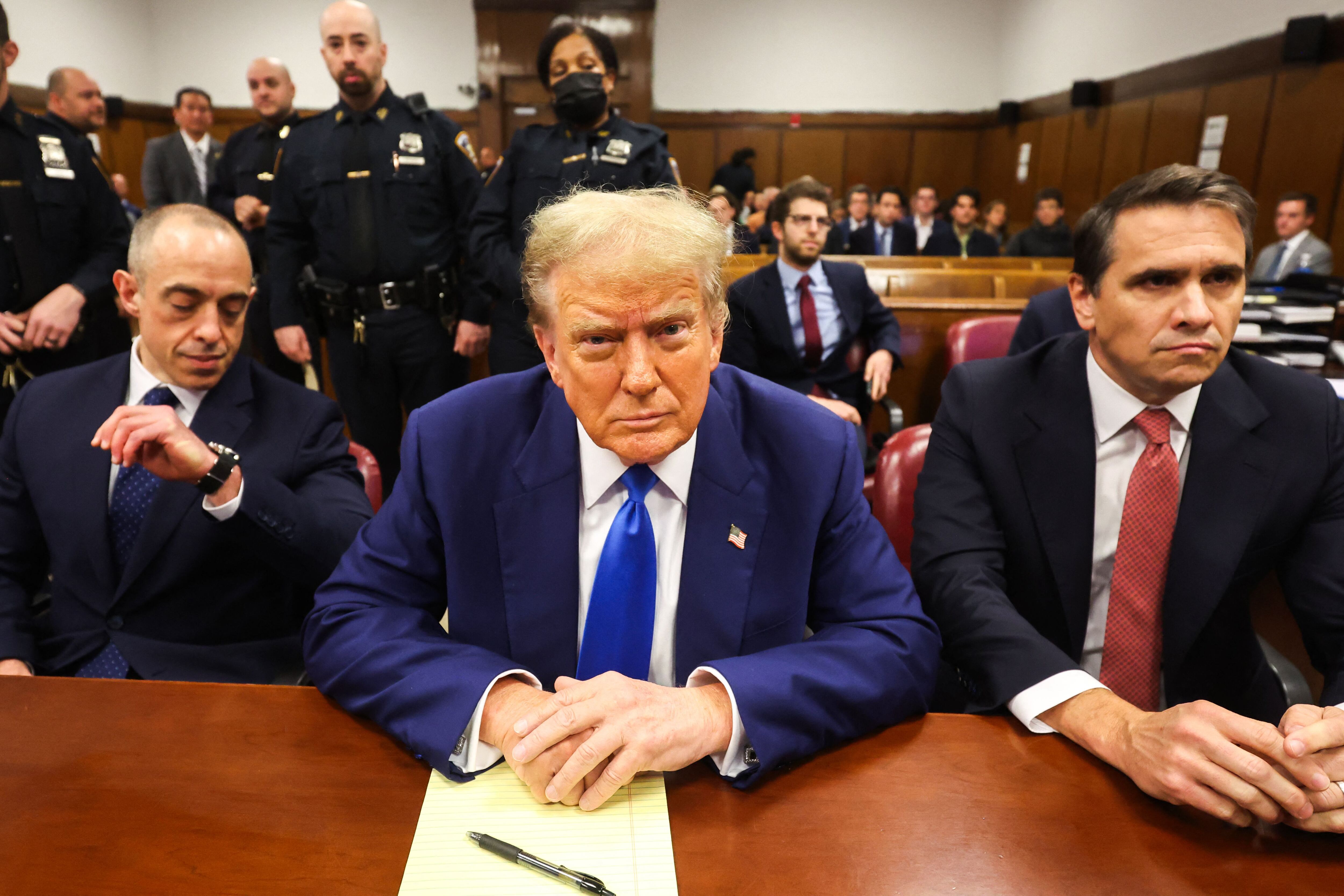 Donald Trump, sentado junto a los abogados Emil Bove (izq.) y Todd Blanche, asiste a su juicio por supuestamente encubrir pagos de silencio a Stormy Daniels. (Foto de Charly TRIBALLEAU / AFP).