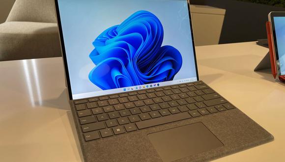 En la foto vemos la última tableta de Microsoft, Surface Pro 8, que ya viene con Windows 11 preinstalado. Si tienes un ordenador anterior y deseas volver al Windows 10, aquí te damos el paso a paso. (Foto de archivo: EFE/Marc Arcas)