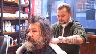 Barbero cambia radicalmente de look a un indigente que pasaba por su negocio