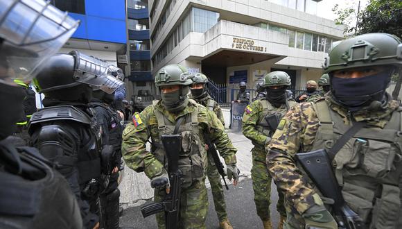 Militares y policías despliegan una operación de seguridad durante la salida del ex vicepresidente de Ecuador Jorge Glas de la Unidad de Flagrancia del Ministerio Público en Quito. (Foto de Rodrigo BUENDÍA / AFP).