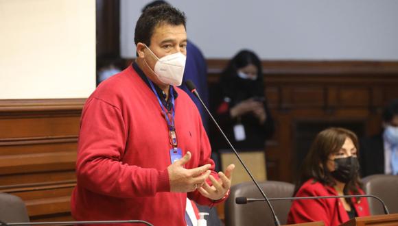 El incidente se dio en una sesión de la Comisión de Educación. En la imagen, el congresista Edwin Martínez | Foto. Congreso de la República
