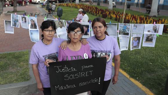 Norma Rivera, Rosario Aybar y Patricia Acosta, madres de Shirley Villanueva, Solsiret Rodríguez y Estefhany Diaz, respectivamente, se reúnen desde hace varios años para apoyarse en sus búsquedas. (Hugo Pérez / GEC)