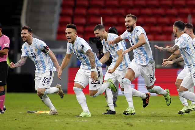 Argentine players celebrate at the end of the Conmebol 2021 Copa America football tournament semi-final match against Colombia at the Mane Garrincha Stadium in Brasilia, Brazil, on July 6, 2021. (Photo by SILVIO AVILA / AFP)
