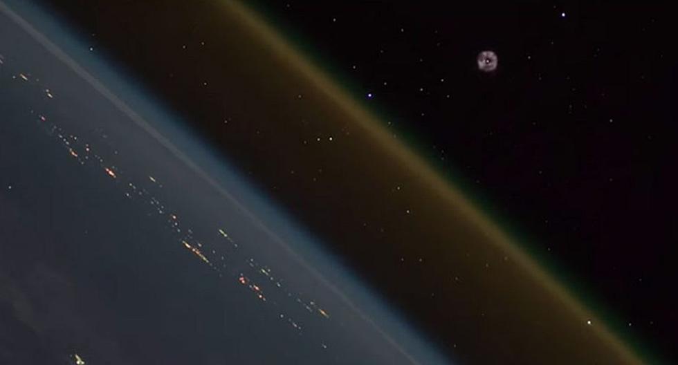 Se ve cómo la nave se aleja de la Tierra, llena de luz, atraviesa la atmósfera de nuestro planeta y entra el espacio. (Foto: captura YouTube ESA)