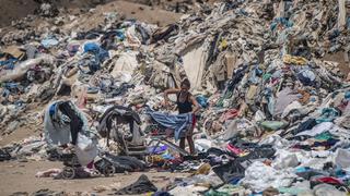 Chile: Investigan vertedero de ropa usada en desierto de Atacama por daño ambiental