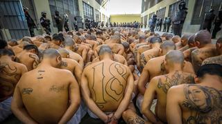 Las impresionantes fotografías de los miles de presos llegando a la megacárcel de El Salvador