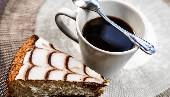 El café acompaña muy bien un postre, pero también es el ingrediente para innovadores platillos. (Foto: monicore / Pixabay)