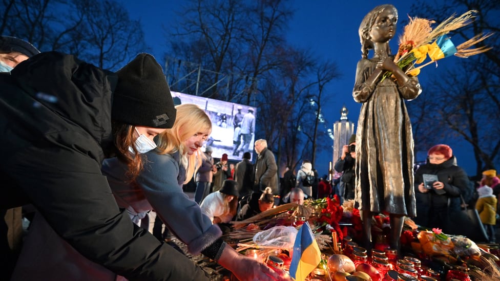 Every November, Ukrainians around the world light candles to remember those who perished in the Holodomor.  (AFP via Getty Images)
