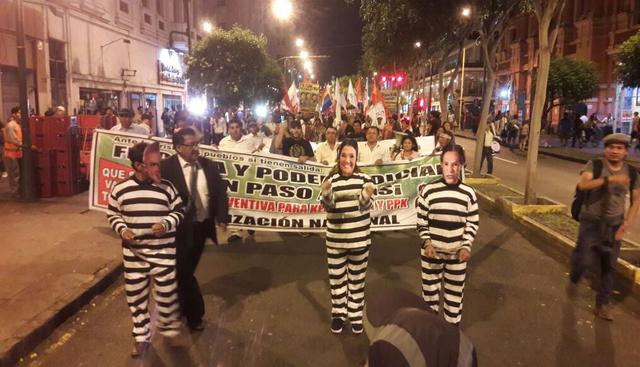 Los manifestantes se reunieron después de las 6 de la tarde y marcharon alrededor de la plaza San Martín. Cuando se disponían a regresar surgieron disturbios, por lo que los agentes tuvieron que dispersarlos. (Juan Pablo León/El Comercio)