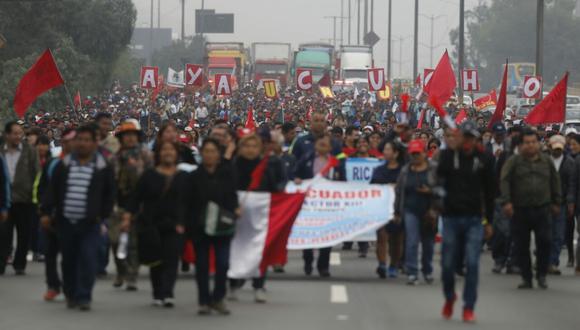 Los docentes que se mantienen en huelga recorrieron las principales vías de la capital interrumpiendo el tránsito de las personas. (Foto: Alonso Chero / El Comercio)
