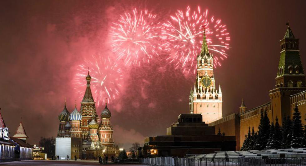 Los fuegos artificiales explotan sobre la Catedral de San Basilio y el Kremlin con la Torre Spasskaya se ven en la Plaza Roja vacía debido a las restricciones pandémicas durante las celebraciones de Año Nuevo, en Moscú, Rusia. (AP/Alexander Zemlianichenko Jr).