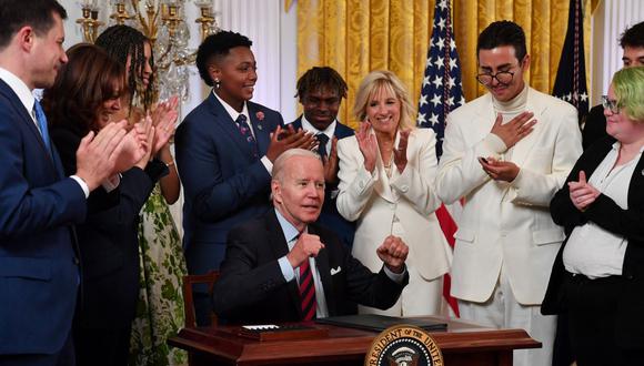 El presidente de Estados Unidos, Joe Biden, reacciona después de firmar una orden ejecutiva que promueve la igualdad para las personas LGBTQI+ durante una recepción que celebra el Mes del Orgullo en la Sala Este de la Casa Blanca, el 15 de junio de 2022. (Nicholas Kamm / AFP).