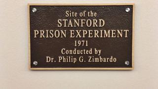 Cómo fue el famoso "experimento de la cárcel de Stanford" que tuvo que suspenderse por perversidad