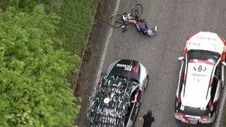 Gran susto sobre las pistas: ciclista Pieter Serry fue atropellado en plena etapa del Giro de Italia 