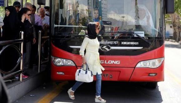 La ley vigente en Irán desde la Revolución Islámica de 1979 impone a las mujeres que salgan a la calle con un pañuelo sobre la cabeza y el cuerpo cubierto por ropa amplia más o menos larga. (Foto: Archivo AFP)