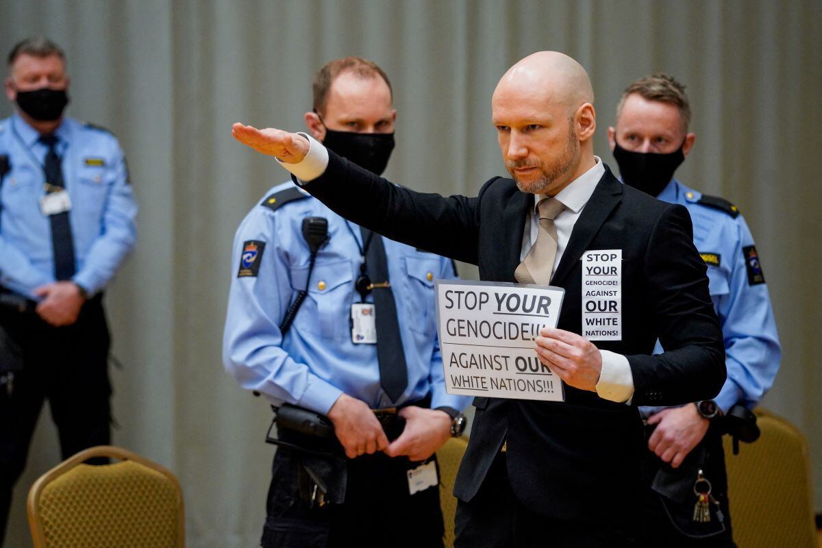 Anders Behring Breivik raises his arm in a Nazi salute as he arrives at a court in Norway on January 18, 2022. (OLE BERG-RUSTEN / NTB / AFP)