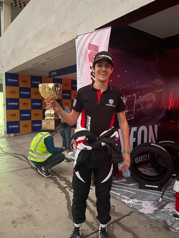 Francisco Calle with the Peruvian 6 Hours trophy