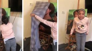 Padre sorprende a su hija pintando un retrato de ella como si fuera la Mona Lisa