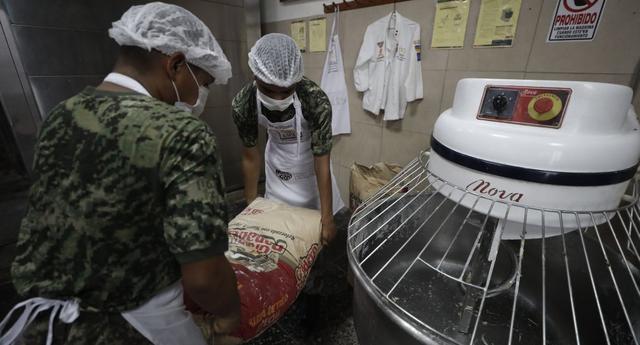 Soldados de la Brigada de Fuerzas Especiales del Ejército Peruano preparan pan para las personas pobres durante la pandemia del coronavirus (Foto: César Campos/El Comercio).