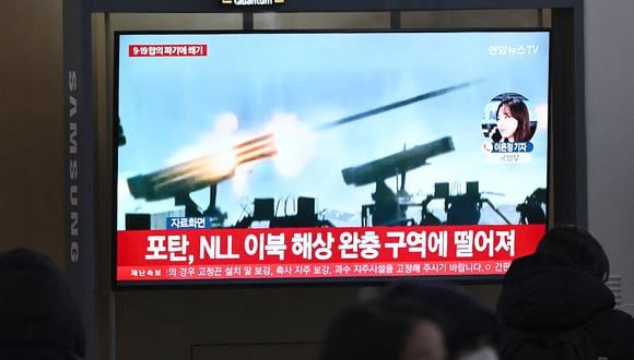 Gente mira una pantalla de televisión que muestra un noticiero con imágenes de archivo de los disparos de artillería de Corea del Norte, en una estación de tren en Seúl el 6 de enero de 2024. (Foto de Jung Yeon-je / AFP)