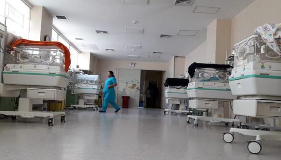 Un equipo de Susalud llegó ayer al servicio de neonatología del hospital Honorio Delgado de Arequipa para recabar información sobre la mortandad de los recién nacidos. En el 2018 fallecieron allí 84 bebes (Foto: Zenaida Condori)