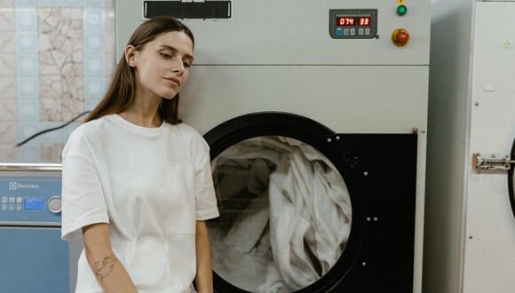 La secadora de ropa es un gran aliado en invierno, cuando las prendas demoran más en secarse. (Foto: Pexels)