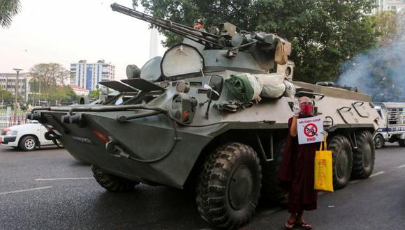 Vehículos militares fueron vistos por primera vez en las calles de Rangún desde el golpe militar del 1 de febrero. (Reuters).