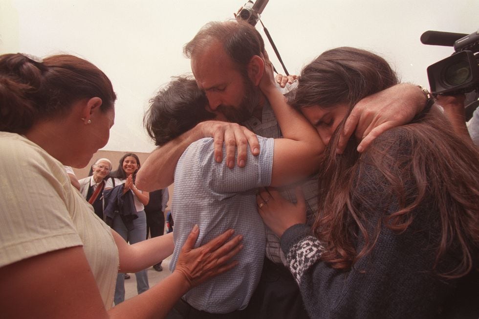 El 2 de diciembre del 2000, Yehude Simon recuperó su libertad, tras ser indultado por el entonces presidente Valentín Paniagua. La imagen corresponde al reencuentro con sus hijos, tras salir de prisión. (Foto: Archivo Histórico de El Comercio)